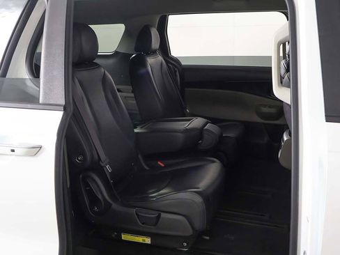 Used 2025 Kia Carnival FWD image 28