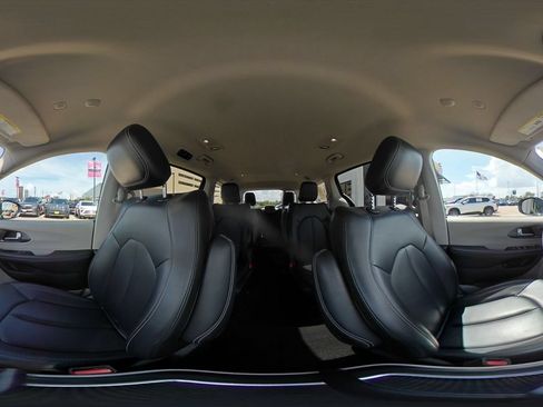 Used 2023 Chrysler Pacifica Touring-L FWD image 45