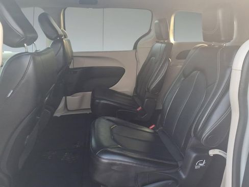 Used 2024 Chrysler Pacifica Touring-L image 25