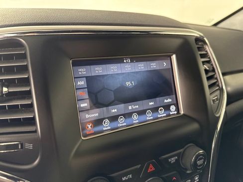 Used 2018 Jeep Grand Cherokee Laredo AWD/4WD image 16