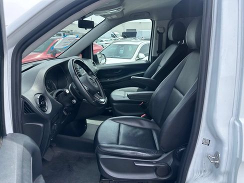 Used 2023 Mercedes-Benz Metris image 2