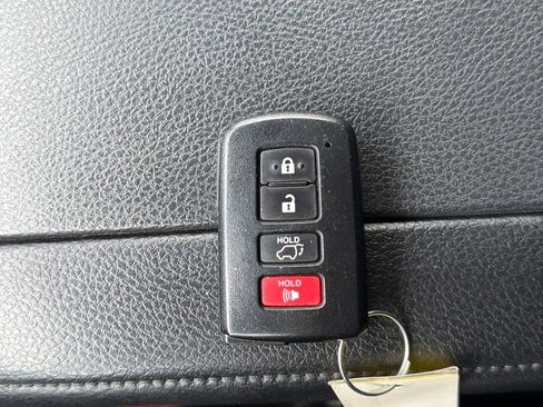 Used 2019 Toyota Highlander XLE image 32