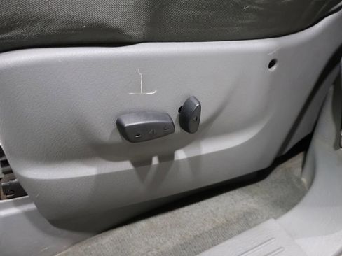 Used 2006 Chrysler Town & Country Touring image 11