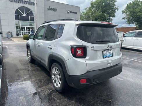 Used 2018 Jeep Renegade Latitude w/ Popular Equipment Group FWD image 4