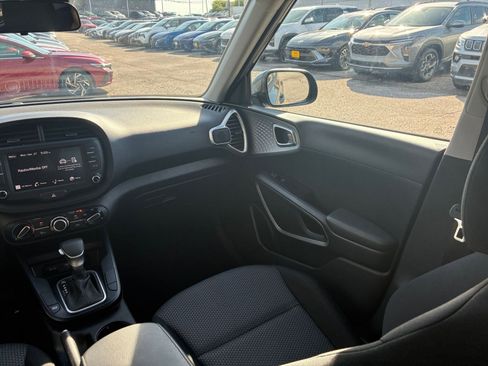 Used 2025 Kia Soul LX w/ LX Technology Package FWD image 30