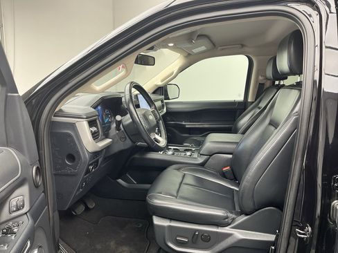 Used 2023 Ford Expedition XLT image 3