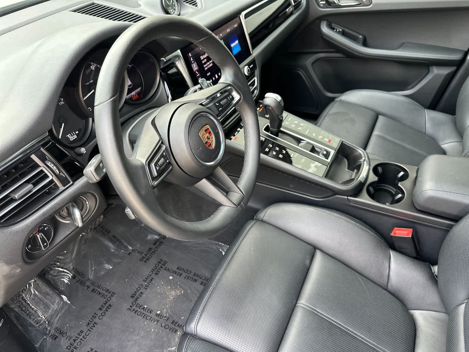 Certified 2025 Porsche Macan AWD/4WD image 4