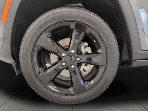 Used 2024 Jeep Grand Cherokee Altitude AWD/4WD image 3