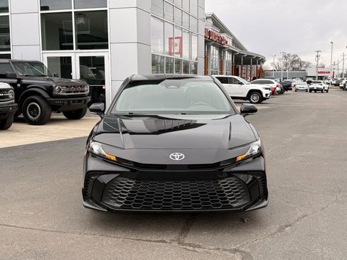 Used 2025 Toyota Camry SE image 7