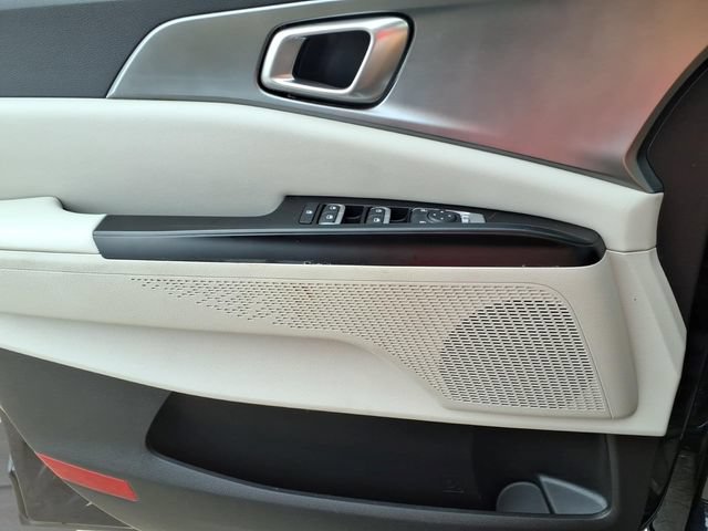 Used 2024 Kia Carnival LX FWD image 17