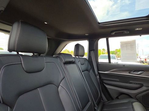 Used 2025 Jeep Grand Cherokee Limited w/ Luxury Tech Group II AWD/4WD image 14