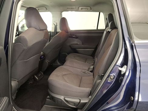 Used 2022 Toyota Highlander LE AWD/4WD image 11