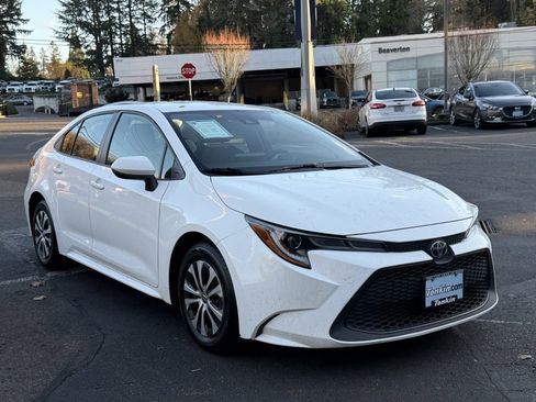 Used 2022 Toyota Corolla LE image 2