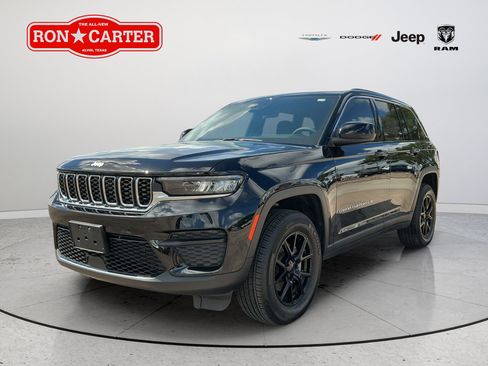 Used 2025 Jeep Grand Cherokee Laredo X RWD image 3