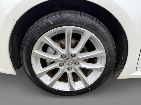 Used 2015 Toyota Avalon Limited image 9