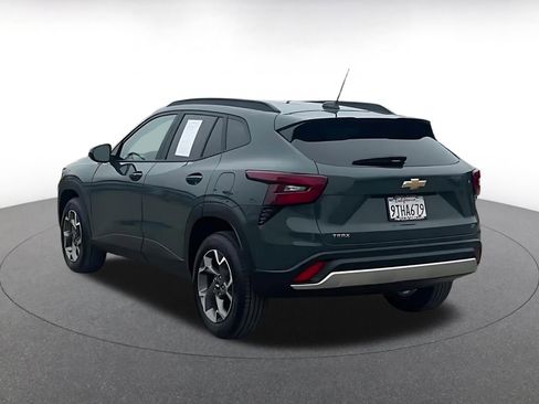 Used 2025 Chevrolet Trax LT w/ LT Convenience Package image 11