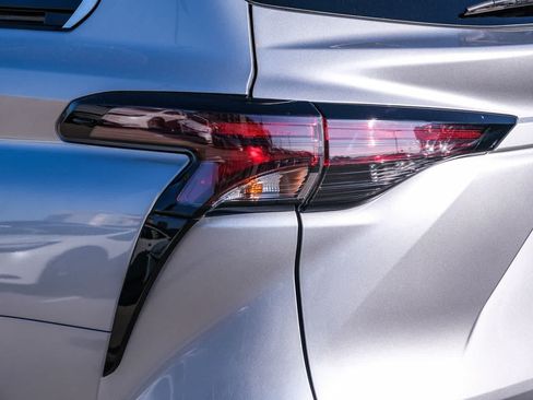 Certified 2024 Toyota Sienna XLE FWD image 7