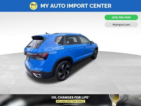 Used 2025 Volkswagen Taos SE w/ Panoramic Sunroof Package AWD/4WD image 5