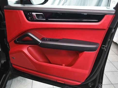 Used 2021 Porsche Cayenne image 16