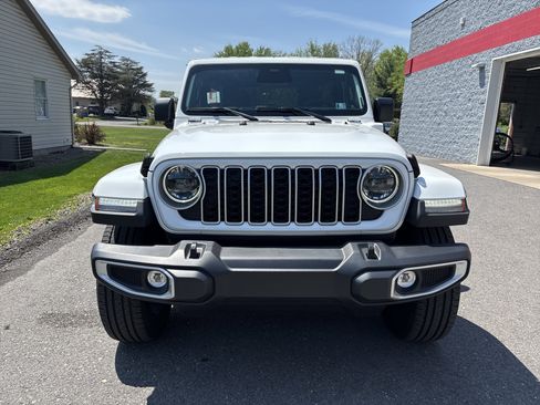 Used 2025 Jeep Wrangler Unlimited Sahara AWD/4WD image 9