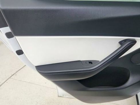 Used 2021 Tesla Model Y Long Range image 31