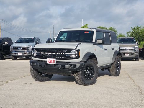 New 2026 Ford Bronco Badlands w/ Black Appearance Package AWD/4WD image 1