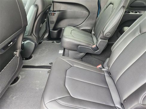 New 2026 Chrysler Pacifica Select image 18
