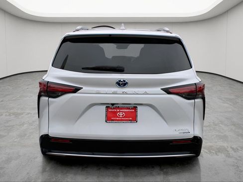 Certified 2024 Toyota Sienna Platinum image 4