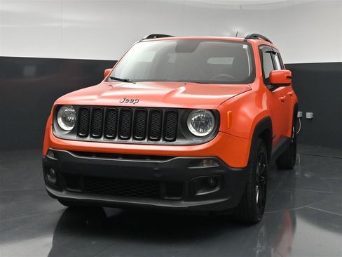 Used 2018 Jeep Renegade Altitude w/ Cold Weather Group FWD image 2