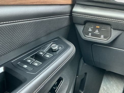 Used 2025 Volkswagen Atlas SE AWD/4WD image 20