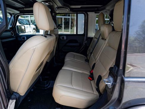 Used 2018 Jeep Wrangler Unlimited Sahara AWD/4WD image 27