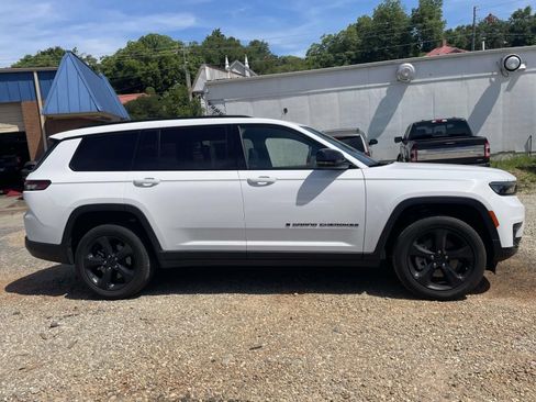 Used 2023 Jeep Grand Cherokee L Laredo AWD/4WD image 2