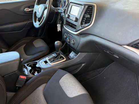 Used 2017 Jeep Cherokee Sport FWD image 15