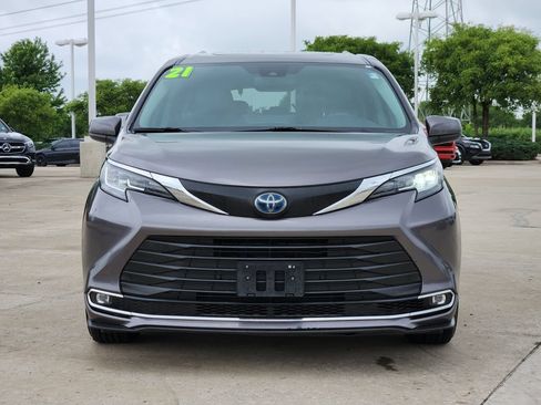 Used 2021 Toyota Sienna XLE FWD image 2