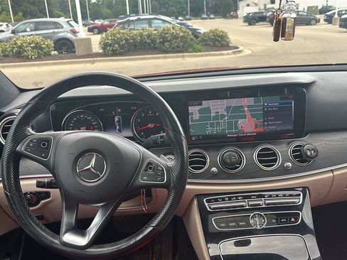 Used 2017 Mercedes-Benz E 300 4MATIC image 5