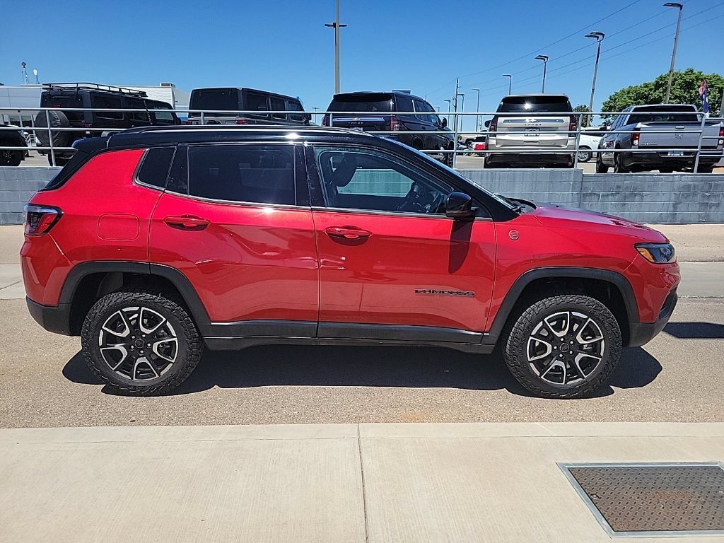 Used 2025 Jeep Compass Trailhawk AWD/4WD image 8