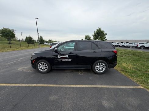 Used 2024 Chevrolet Equinox LS w/ LS Convenience Package FWD image 2