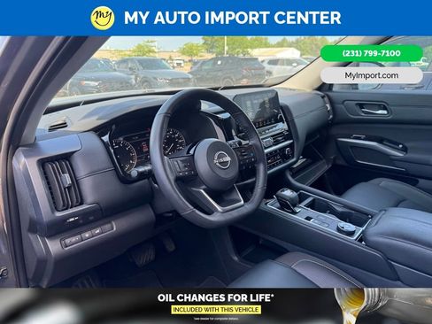 Used 2025 Nissan Pathfinder SL AWD/4WD image 10