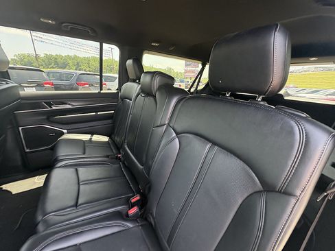 Used 2024 Jeep Wagoneer L Series II w/ Flexible Seating Group AWD/4WD image 18