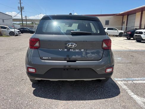 Used 2025 Hyundai Venue SE FWD image 4