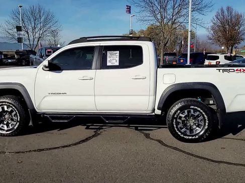 Used 2019 Toyota Tacoma TRD Off-Road w/ Technology Package AWD/4WD image 5