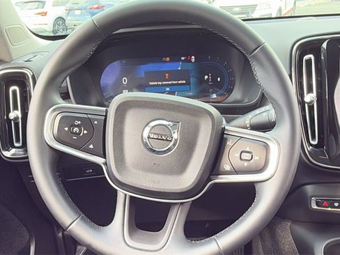 Certified 2025 Volvo XC40 B5 Plus image 9