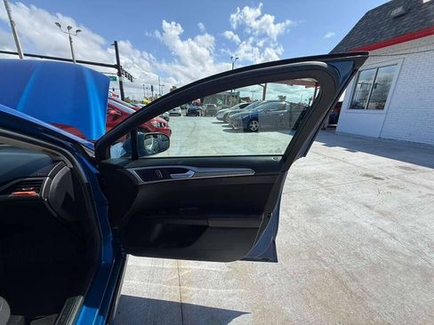 Used 2018 Ford Fusion SE w/ Fusion SE Technology Package FWD image 16