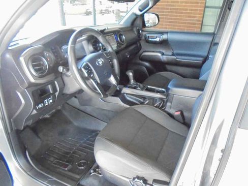 Used 2017 Toyota Tacoma TRD Sport image 7