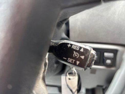 Used 2010 Toyota Tundra 4x4 CrewMax image 36