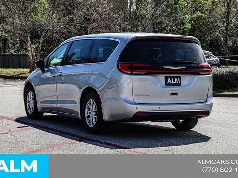 Used 2024 Chrysler Pacifica Touring-L FWD image 8