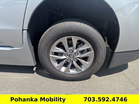 Used 2024 Toyota Sienna XLE FWD image 31