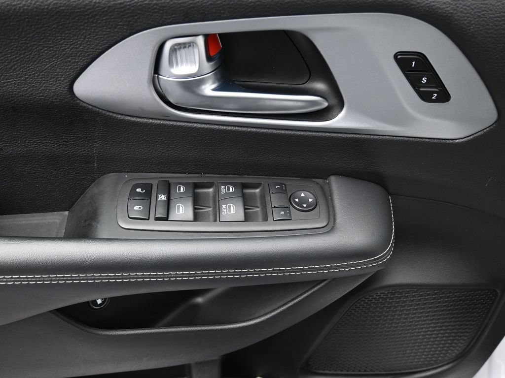 Used 2024 Chrysler Pacifica Limited FWD image 14