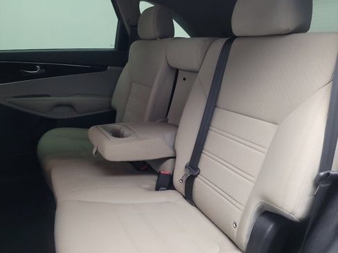 Used 2019 Kia Sorento LX image 18