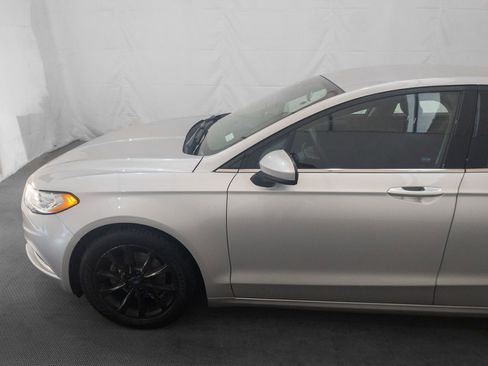 Used 2017 Ford Fusion SE w/ Fusion SE Technology Package image 3